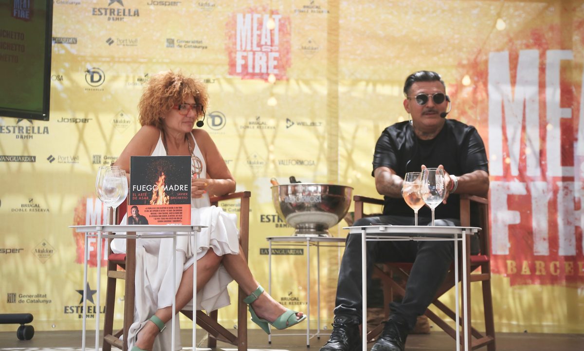 Elisabeth G. Iborra presentando Fuego Madre, de Javier Brichetto